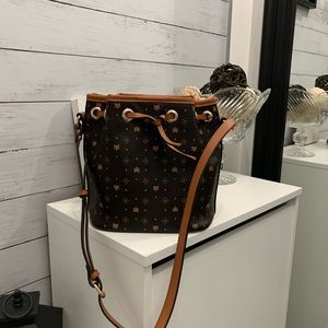 Foxer drawstring bucket bag excellent condition